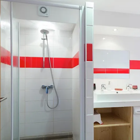 Rustic Retreat, Ovifat, Cleaning Included بيت للعطل وايمس