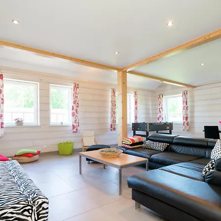Rustic Retreat, Ovifat, Cleaning Included بيت للعطل وايمس