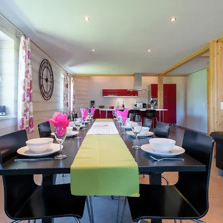 Rustic Retreat, Ovifat, Cleaning Included بيت للعطل