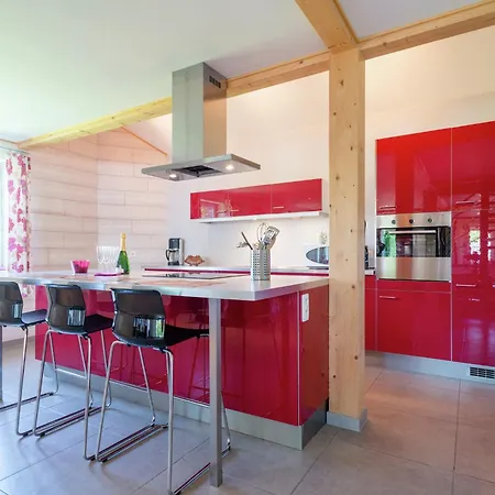 Rustic Retreat, Ovifat, Cleaning Included بيت للعطل